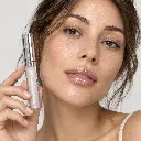 hy-lp-gls-0003-icy-silhouette-lip-gloss-pearl-1054-wear.webp