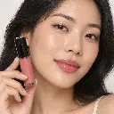 hy-lp-gls-0011-pink-letter-lip-gloss-rose-1062-wear.webp
