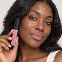 hy-lp-liq-0043-rosette-wonder-liquid-lipstick-dusty-pink-1729-wear.webp