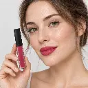 hy-lp-liq-0047-vermilion-horizon-liquid-lipstick-berry-pink-1733-wear.webp