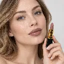 hy-lp-lst-0008-dewy-embrace-lipstick-taupe-1132-wear.webp